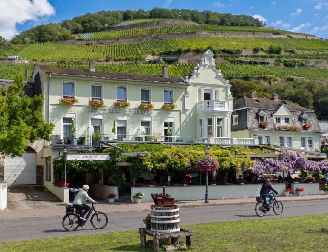 Das Haupthaus des Hotel Schön mit Jugendstil-Giebel, dahinter der Höllenberg